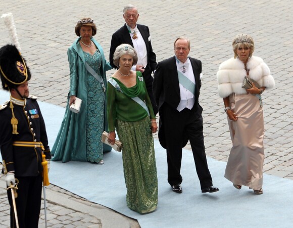 La princesse Désirée de Suède et son mari le baron Niclas Silfverschiöld, à la suite de la princesse Margaretha, du prince Johan Georg de Hohenzollern et de la princesse Birgitta, lors du mariage de la princesse Victoria de Suède et de Daniel Westling le 19 juin 2010 Christopher O'Neill le 8 juin 2013 à Stockholm.