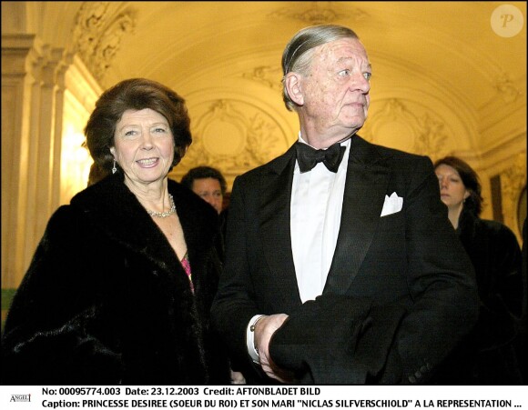 La princesse Désirée de Suède et son mari le baron Niclas Silfverschiöld à l'Opéra de Stockholm en décembre 2003 pour le 60e anniversaire de la reine Silvia de Suède.