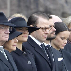 Le roi Carl XVI Gustaf, la reine Silvia, la princesse Victoria, le prince Daniel, le prince Carl Philip et la princesse Sofia de Suède lors de la minute de silence en hommage aux victimes de l'attaque terroriste à Stockholm, le 10 avril 2017.