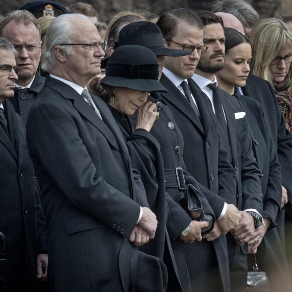 Le roi Carl XVI Gustaf, la reine Silvia, la princesse Victoria, le prince Daniel, le prince Carl Philip et la princesse Sofia de Suède lors de la minute de silence en hommage aux victimes de l'attaque terroriste à Stockholm, le 10 avril 2017.
