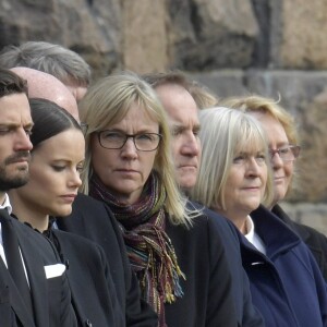 Le roi Carl XVI Gustaf, la reine Silvia, la princesse Victoria, le prince Daniel, le prince Carl Philip et la princesse Sofia de Suède lors de la minute de silence en hommage aux victimes de l'attaque terroriste à Stockholm, le 10 avril 2017.