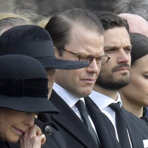 Le roi Carl XVI Gustaf, la reine Silvia, la princesse Victoria, le prince Daniel, le prince Carl Philip et la princesse Sofia de Suède lors de la minute de silence en hommage aux victimes de l'attaque terroriste à Stockholm, le 10 avril 2017.