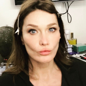 Carla Bruni, qui sera désormais représentée et conseillée par #np, société de Pascal Nègre, prépare en 2017 la sortie de son cinquième album. Photo Instagram le 13 avril 2017, dans les coulisses d'un "projet secret".