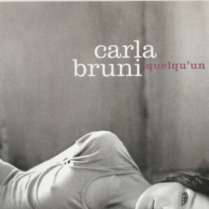 Carla Bruni, qui sera désormais représentée et conseillée par #np, société de Pascal Nègre, prépare en 2017 la sortie de son cinquième album. Photo : pochette de son album Quelqu'un m'a dit (2002).