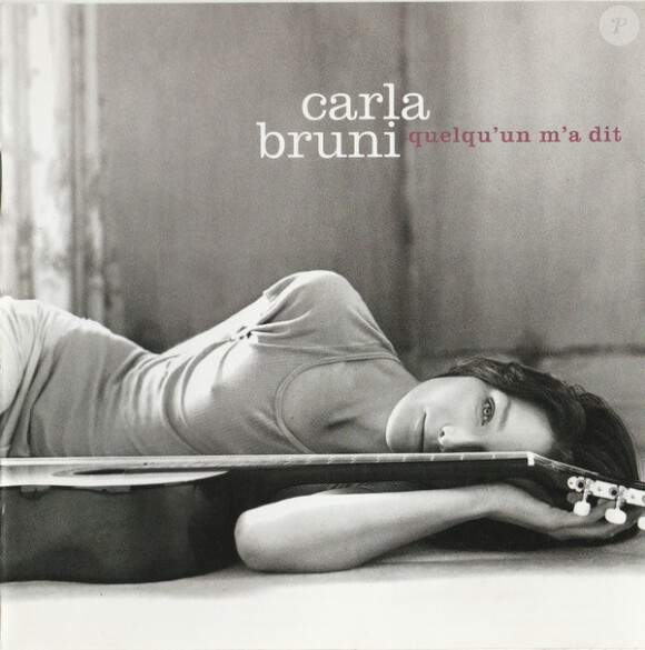 Carla Bruni, qui sera désormais représentée et conseillée par #np, société de Pascal Nègre, prépare en 2017 la sortie de son cinquième album. Photo : pochette de son album Quelqu'un m'a dit (2002).