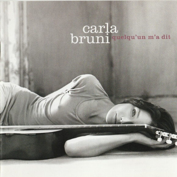 Carla Bruni, qui sera désormais représentée et conseillée par #np, société de Pascal Nègre, prépare en 2017 la sortie de son cinquième album. Photo : pochette de son album Quelqu'un m'a dit (2002).