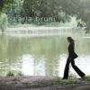 Carla Bruni, qui sera désormais représentée et conseillée par #np, société de Pascal Nègre, prépare en 2017 la sortie de son cinquième album. Photo : pochette de son album Comme si de rien n'était (2008).