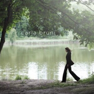 Carla Bruni, qui sera désormais représentée et conseillée par #np, société de Pascal Nègre, prépare en 2017 la sortie de son cinquième album. Photo : pochette de son album Comme si de rien n'était (2008).