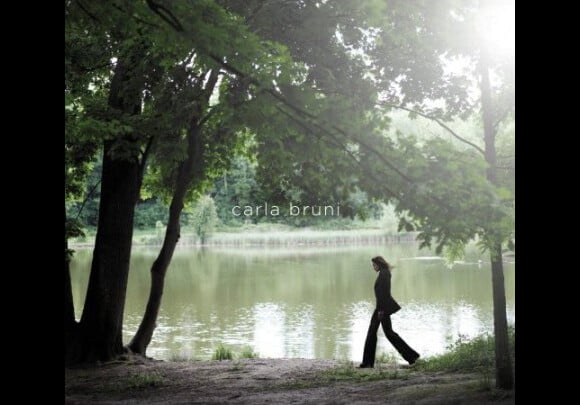 Carla Bruni, qui sera désormais représentée et conseillée par #np, société de Pascal Nègre, prépare en 2017 la sortie de son cinquième album. Photo : pochette de son album Comme si de rien n'était (2008).