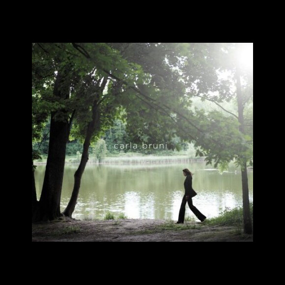 Carla Bruni, qui sera désormais représentée et conseillée par #np, société de Pascal Nègre, prépare en 2017 la sortie de son cinquième album. Photo : pochette de son album Comme si de rien n'était (2008).