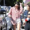 Kendall Jenner est allée déjeuner au restaurant Cuvee à West Hollywood, le 30 mars 2017  Model Kendall Jenner was was seen out for lunch at Cuvee in West Hollywood, California on March 30, 2017. The reality TV star was wearing a strange stripped shirt that stretched down and wrapped around her ankles30/03/2017 - Los Angeles