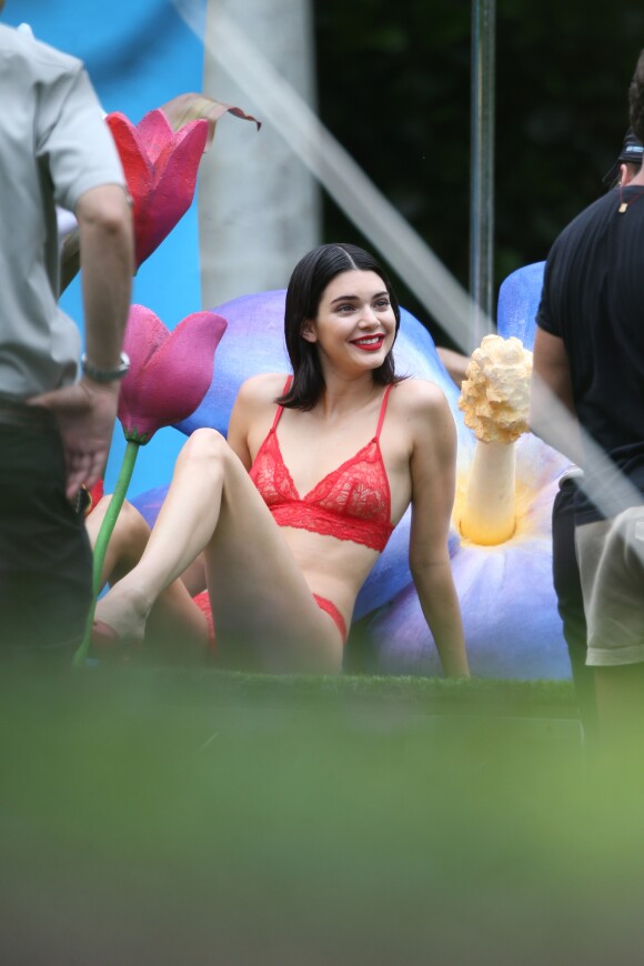 Semi-exclusif - No Web No Blog - Kendall Jenner pose en lingerie lors d'une séance photo à Miami le 12 mars 2017. © CPA/Bestimage  Semi-exclusive- Kendall Jenner stuns in lacy red lingerie while on a tropical themed photo shoot in Miami. Miami, Florida - Sunday March 12, 2017.12/03/2017 - Miami