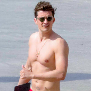 Orlando Bloom retourne sur son yacht lors de ses vacances à Saint-Barthélemy, Antilles française, France, le 23 mars 2017.