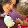 Carla Bruni-Sarkozy avec sa fille Giulia (5 ans) lors des fêtes de Pâques le 16 avril 2017