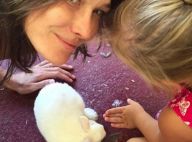 Carla Bruni et sa fille Giulia : Duo craquant avec un (vrai) lapin de Pâques