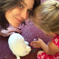 Carla Bruni et sa fille Giulia : Duo craquant avec un (vrai) lapin de Pâques