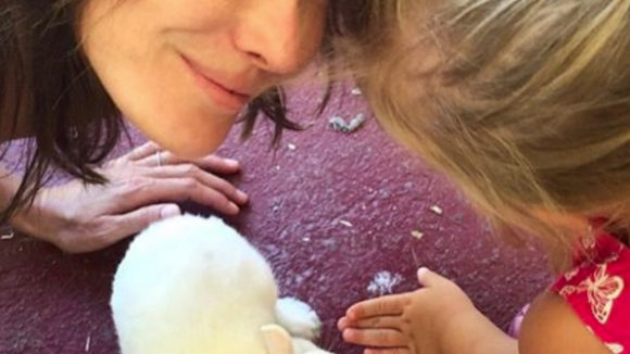 Carla Bruni et sa fille Giulia : Duo craquant avec un (vrai) lapin de Pâques