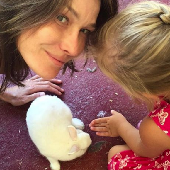 Carla Bruni-Sarkozy avec sa fille Giulia (5 ans) lors des fêtes de Pâques le 16 avril 2017