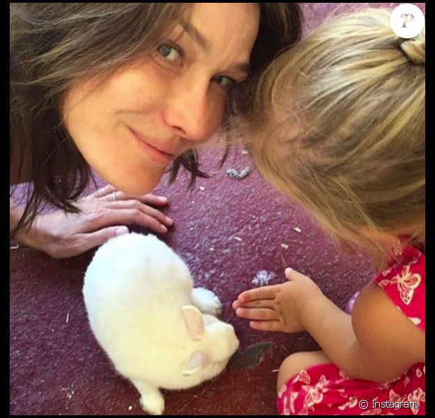 Carla Bruni-Sarkozy avec sa fille Giulia (5 ans) lors des fêtes de Pâques le 16 avril 2017
