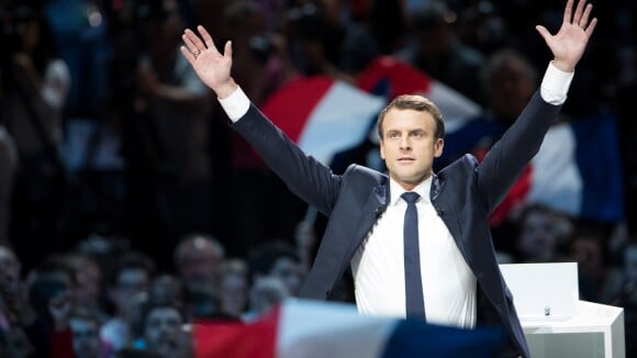 Emmanuel Macron acclamé et soutenu par les femmes de sa vie au meeting de Bercy