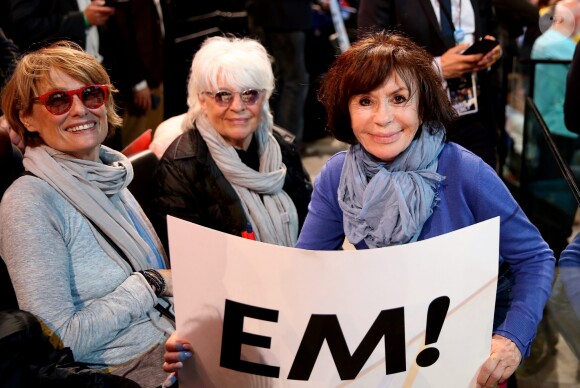 Catherine Lara, sa compagne et Danièle Évenou - La famille, les amis et soutiens d'Emmanuel Macron dans les tribunes lors du grand meeting d'Emmanuel Macron, candidat d'En Marche! à l'élection présidentielle 2017, à l'AccorHotels Arena à Paris, France, le lundi 17 avril 2017. © Dominique Jacovides-Sébastien Valiela/Bestimage