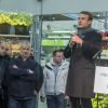 Emmanuel Macron, candidat d'En Marche! à l'élection présidentielle visite le pavillon des fleurs au marché international de Rungis, le 18 avril 2017. © Gilles Rolle/Pool/Bestimage