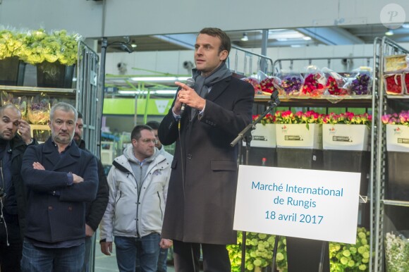 Emmanuel Macron, candidat d'En Marche! à l'élection présidentielle visite le pavillon des fleurs au marché international de Rungis, le 18 avril 2017. © Gilles Rolle/Pool/Bestimage