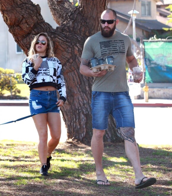 La star de MMA Ronda Rousey se promène avec son compagnon Travis Browne à Los Angeles le 13 décembre 2015.