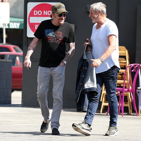 Johnny Hallyday a déjeuné au restaurant 26 Beach à Venice avec son ami Jean-Claude Darmon et son manager Sébastien Farran le 22 avril 2017.