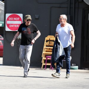 Johnny Hallyday a déjeuné au restaurant 26 Beach à Venice avec son ami Jean-Claude Darmon et son manager Sébastien Farran le 22 avril 2017.