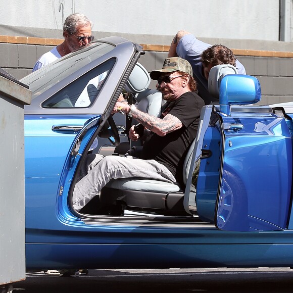 Johnny Hallyday a déjeuné au restaurant 26 Beach à Venice avec son ami Jean-Claude Darmon et son manager Sébastien Farran le 22 avril 2017.