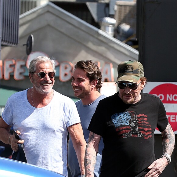 Johnny Hallyday a déjeuné au restaurant 26 Beach à Venice avec son ami Jean-Claude Darmon et son manager Sébastien Farran le 22 avril 2017.