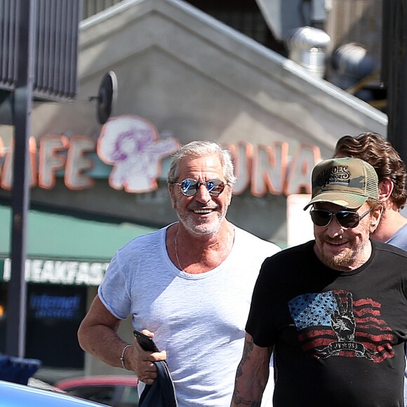 Johnny Hallyday a déjeuné au restaurant 26 Beach à Venice avec son ami Jean-Claude Darmon et son manager Sébastien Farran le 22 avril 2017.