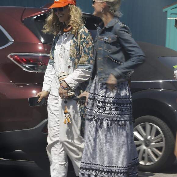 Laeticia Hallyday va voter avec une amie à Burbank pour le premier tour des élections présidentielles le 22 avril 2017.
