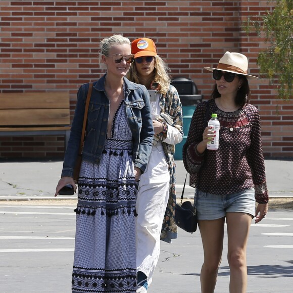 Laeticia Hallyday va voter avec une amie à Burbank pour le premier tour des élections présidentielles le 22 avril 2017.