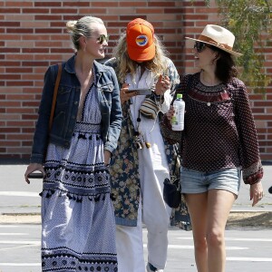 Laeticia Hallyday va voter avec une amie à Burbank pour le premier tour des élections présidentielles le 22 avril 2017.