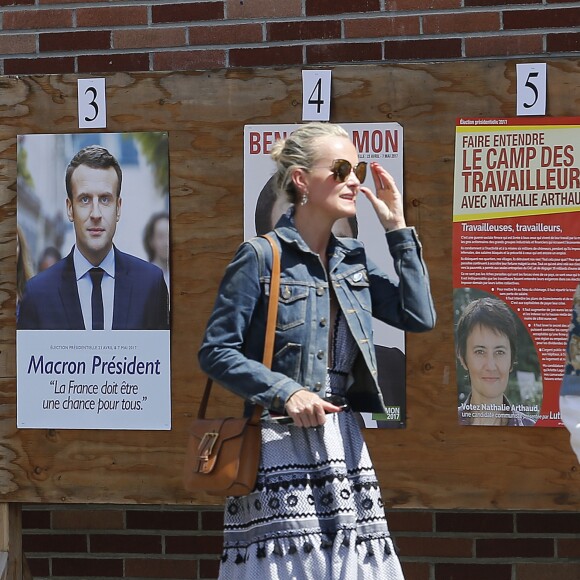 Laeticia Hallyday va voter avec une amie à Burbank pour le premier tour des élections présidentielles le 22 avril 2017.