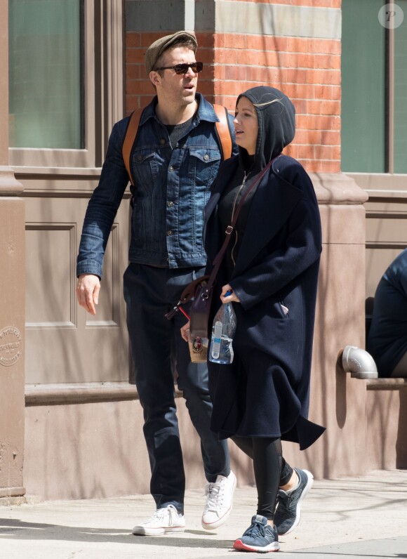 Exclusif - Ryan Reynolds avec sa femme Blake Lively et J. Gyllenhaal se promènent à New York, le 30 mars 2017.