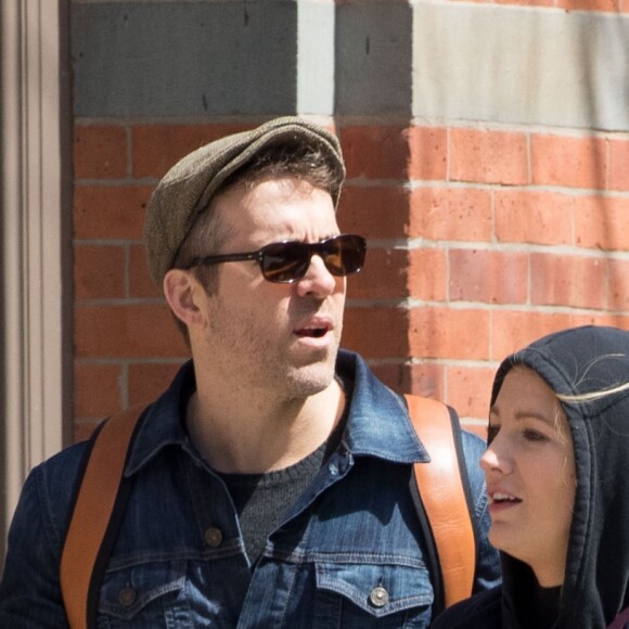 Exclusif - Ryan Reynolds avec sa femme Blake Lively et J. Gyllenhaal se promènent à New York, le 30 mars 2017.