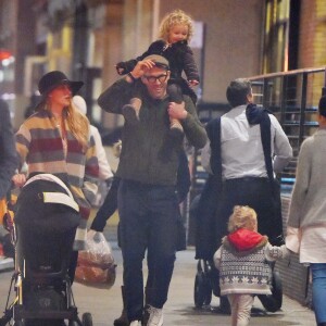 Exclusif - Blake Lively et son mari Ryan Reynolds se baladent incognito à New York avec leurs enfants James et Ines le 2 mars 2017.