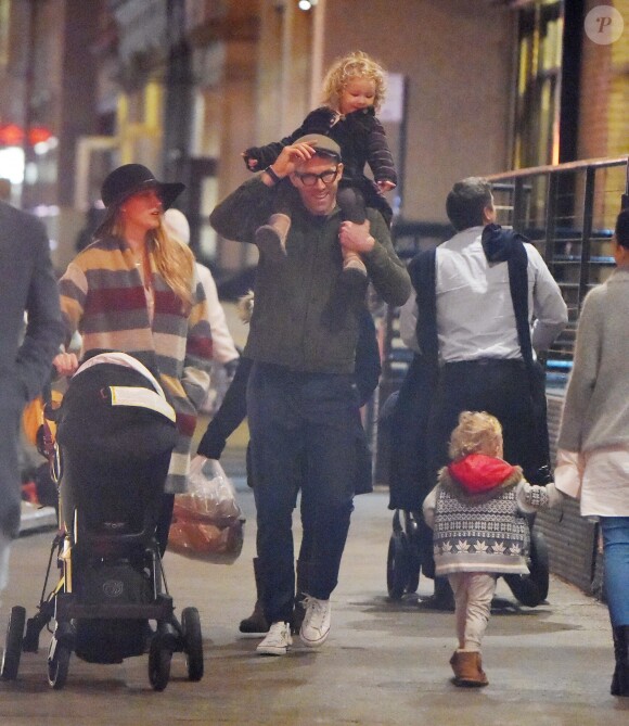 Exclusif - Blake Lively et son mari Ryan Reynolds se baladent incognito à New York avec leurs enfants James et Ines le 2 mars 2017.
