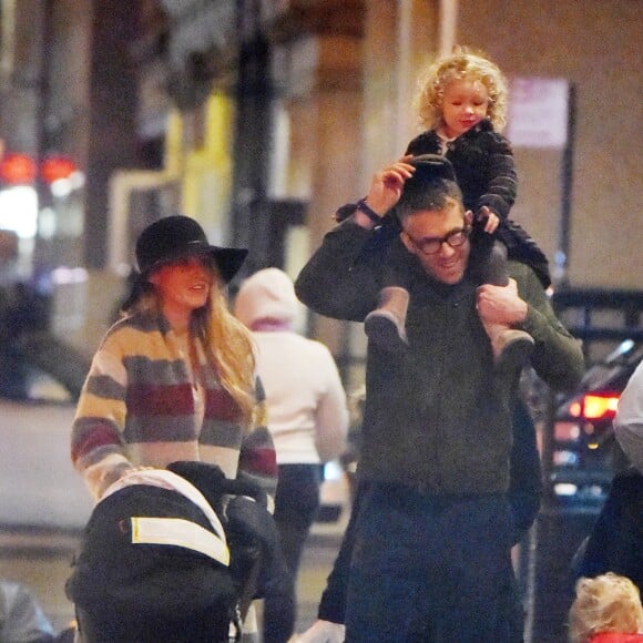 Exclusif - Blake Lively et son mari Ryan Reynolds se baladent incognito à New York avec leurs enfants James et Ines le 2 mars 2017.