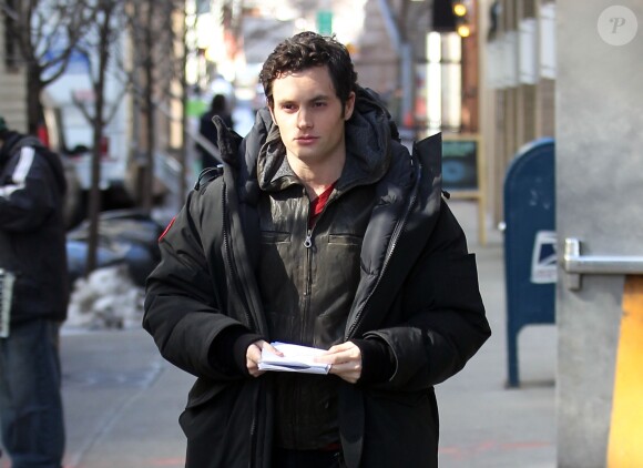Penn Badgley sur le tournage de Gossip Girl à New York le 1er mars 2010