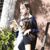 Jennifer Garner porte sa fille Seraphina dans ses bras dans les rues de Los Angeles, le 24 avril 2017.