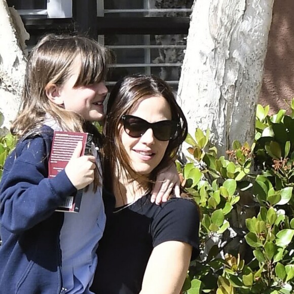 Jennifer Garner porte sa fille Seraphina dans ses bras dans les rues de Los Angeles, le 24 avril 2017.