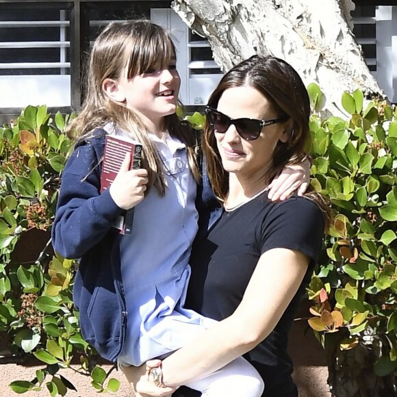 Jennifer Garner porte sa fille Seraphina dans ses bras dans les rues de Los Angeles, le 24 avril 2017.