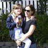 Jennifer Garner porte sa fille Seraphina dans ses bras dans les rues de Los Angeles, le 24 avril 2017.