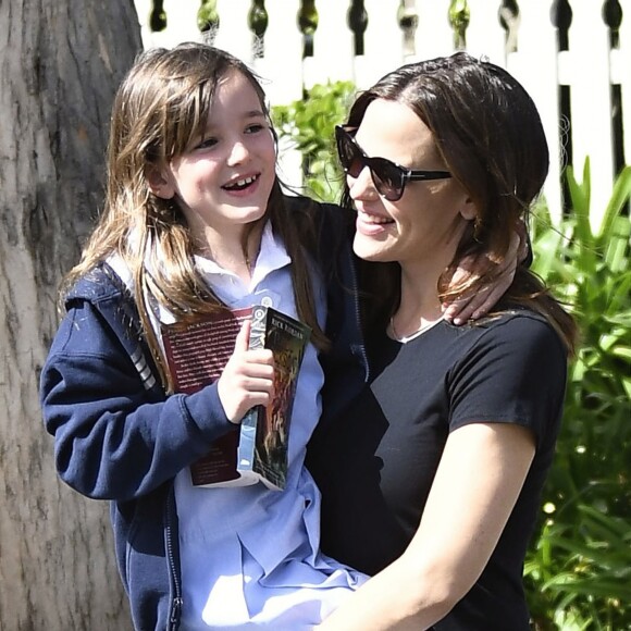 Jennifer Garner porte sa fille Seraphina dans ses bras dans les rues de Los Angeles, le 24 avril 2017.