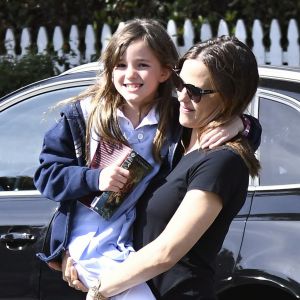 Jennifer Garner porte sa fille Seraphina dans ses bras dans les rues de Los Angeles, le 24 avril 2017.