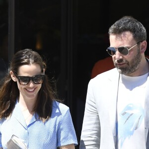 Ben Affleck et Jennifer Garner emmènent leurs enfants Violet, Seraphina et Samuel à la messe de Pâques à Los Angeles, le 16 avril 2017.
